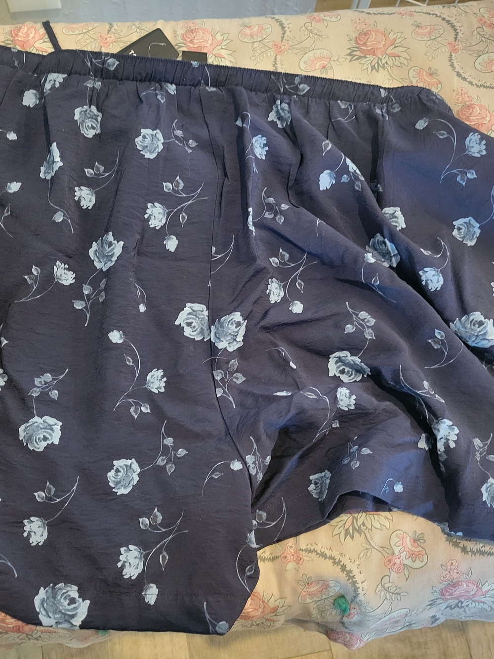 TORRID NWT Navy and Light Blue Floral SHORTS - Picture 1 of 4